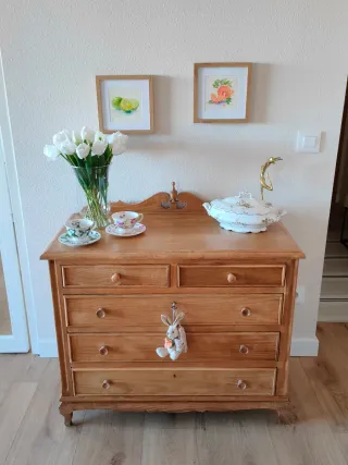 Cómoda antigua restaurada de madera