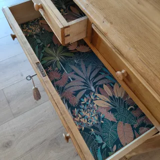 Cómoda antigua restaurada de madera