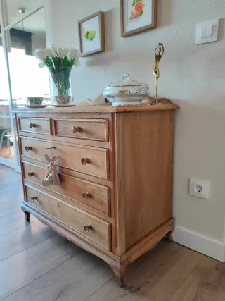 Cómoda antigua restaurada de madera
