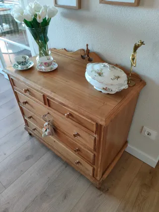 Cómoda antigua restaurada de madera