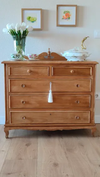 Cómoda antigua restaurada de madera