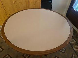 Mesa de Comedor Redonda en Cemento y Madera
