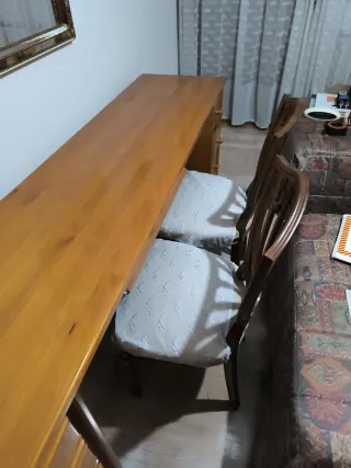 Escritorio largo de madera con 2 sillas