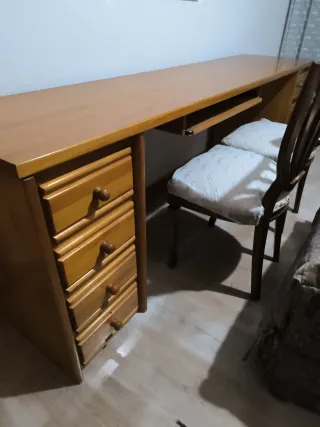 Escritorio largo de madera con 2 sillas