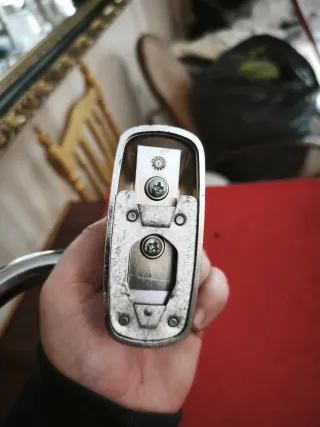 Toallero de metal dorado y plateado