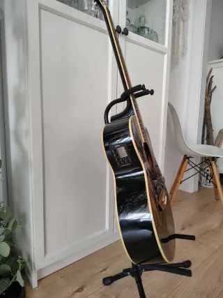 Guitarra Acústica Negra y set de 3 púas