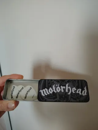 Guitarra Acústica Negra y set de 3 púas