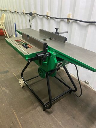 Cepilladora y sierra de mesa verde