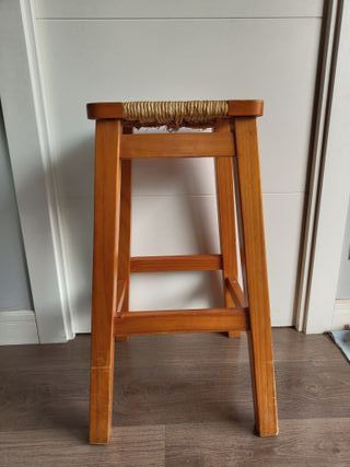 Taburete de madera y mimbre