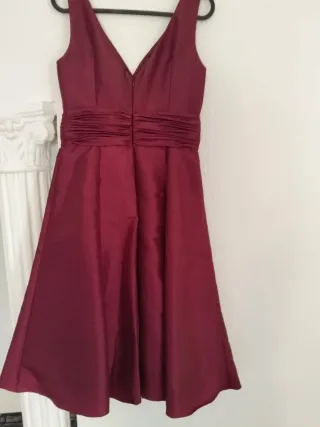 Vestido rojo elegante con flor