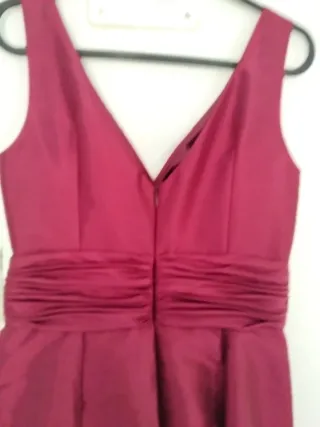 Vestido rojo elegante con flor