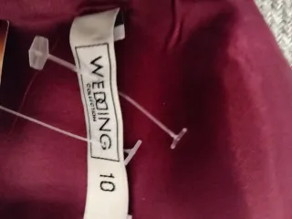 Vestido rojo elegante con flor