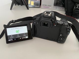 Cámara Canon 250D + Objetivo 18-55mm