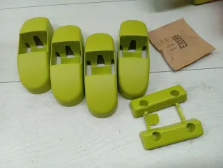 Giardino verde con secchio rosso