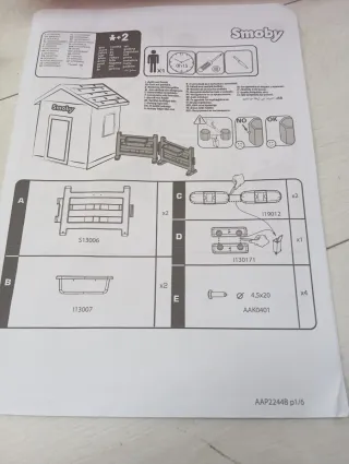 Giardino verde con secchio rosso