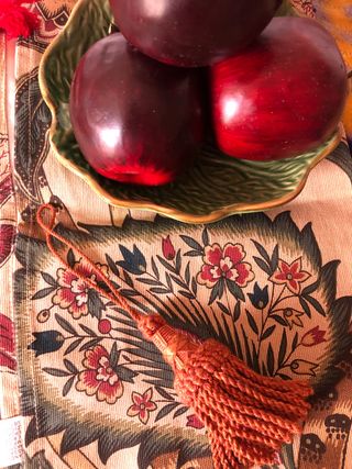 Lote tapete floral y manzanas rojas