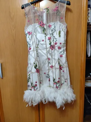 Vestido blanco con flores rosas y plumas