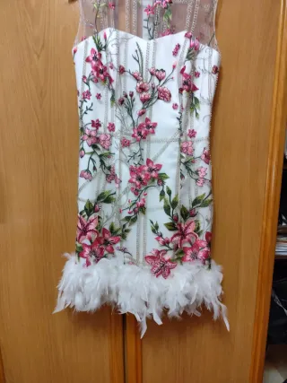Vestido blanco con flores rosas y plumas