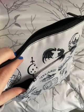 Una corte de llamas plateadas