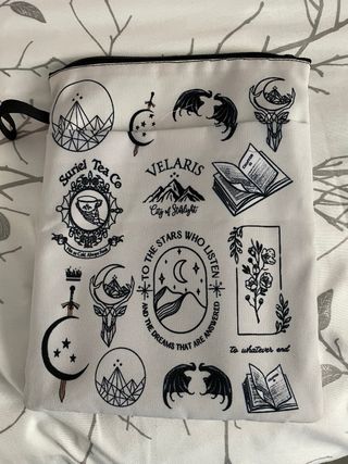 Una corte de llamas plateadas