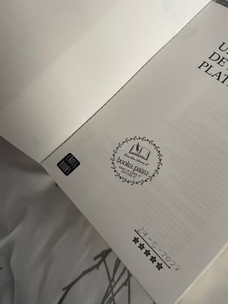 Una corte de llamas plateadas