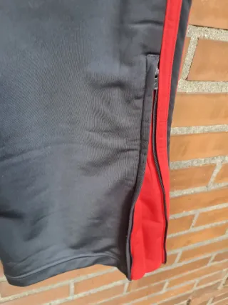 Pantalón chándal Adidas gris y rojo