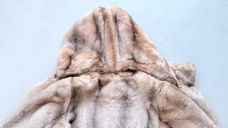 Chaquetón eco piel visón. Con capucha. Talla S/38