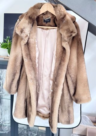 Chaquetón eco piel visón. Con capucha. Talla S/38