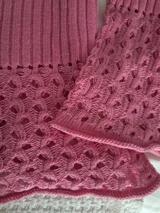 Cárdigan rosa de punto con calados