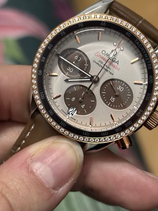 Omega modelo Speedmaster con Bisel