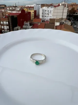 Anillo de plata con Esmeralda tallada Colombiana