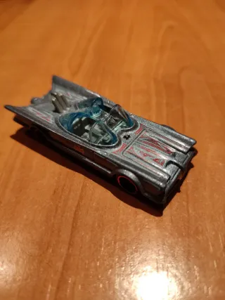 2 Batmobile corgi y hot wheels escala