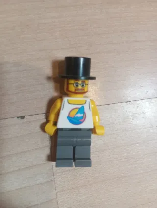 Figura Lego con sombrero y gafas