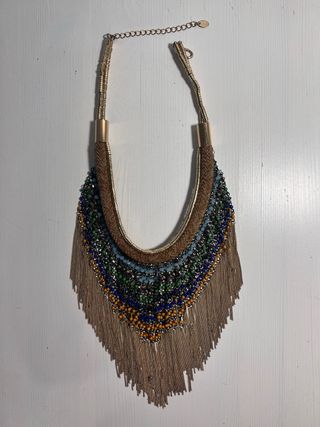 Collar largo con abalorios y flecos metálicos