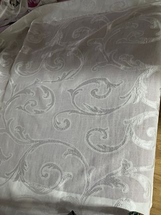 Cortina de tela plata y blanca