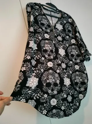 Blusa calaveras flores cremallera