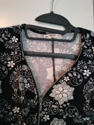 Blusa calaveras flores cremallera