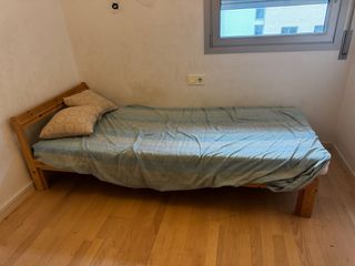 Cama individual de madera Ikea con colchón