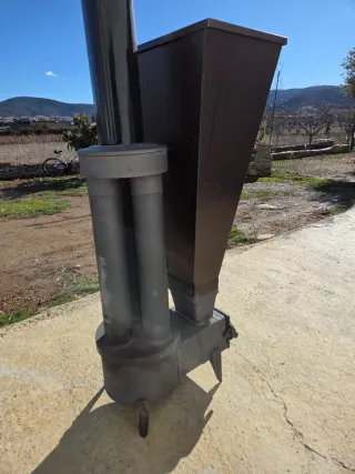 Estufa cáscara almendra.