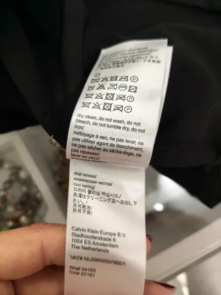 Blusa Calvin Klein Negra con perlas