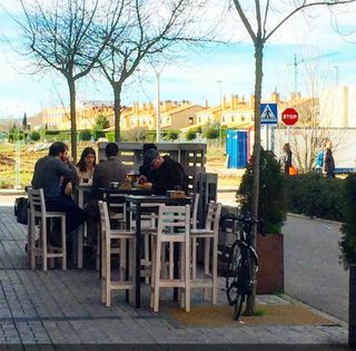Fabrica mesas. Sillas barricas bancos. Taburetes
