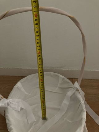 Cesta mimbre con lazos y tela