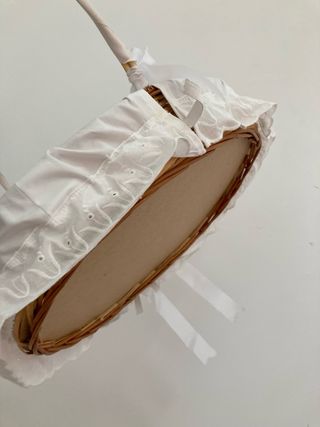 Cesta mimbre con lazos y tela