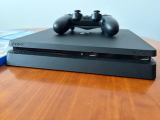 PS4 Slim 1TB Negra + Mando + 3 Juegos