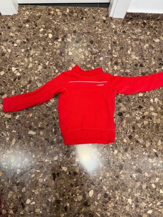 Ropa de esquí roja para niño