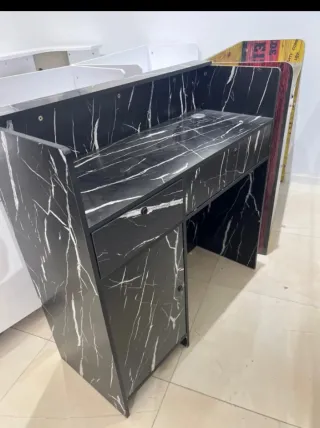 Mostrador negro mármol con detalles dorados