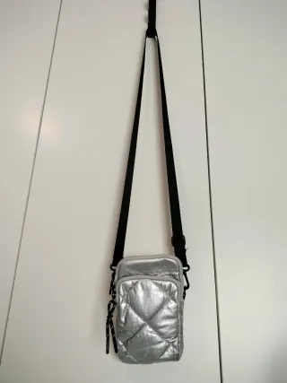 Bolso pequeño plateado acolchado