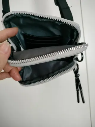 Bolso pequeño plateado acolchado