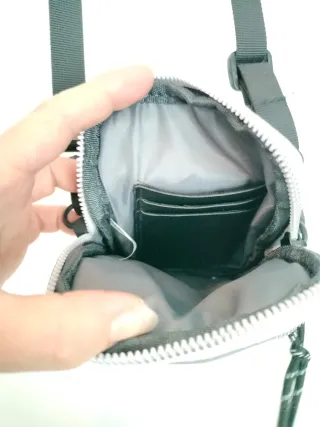 Bolso pequeño plateado acolchado