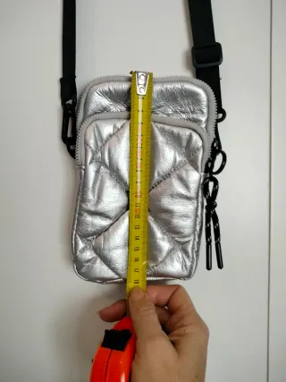 Bolso pequeño plateado acolchado